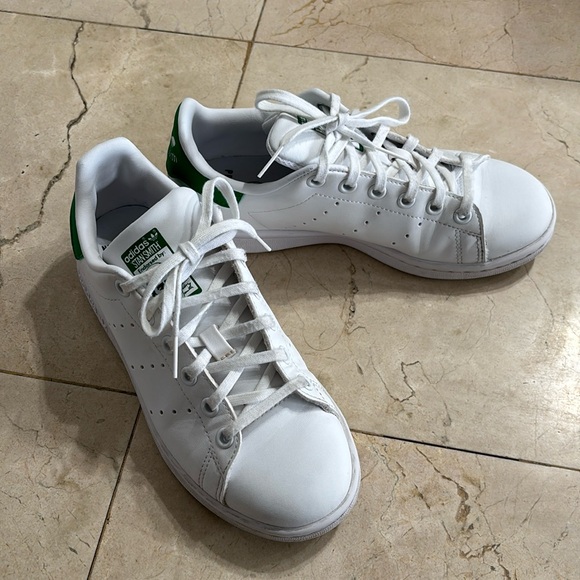 Boys Stan Smiths- Size 3.5 - Picture 3 of 5